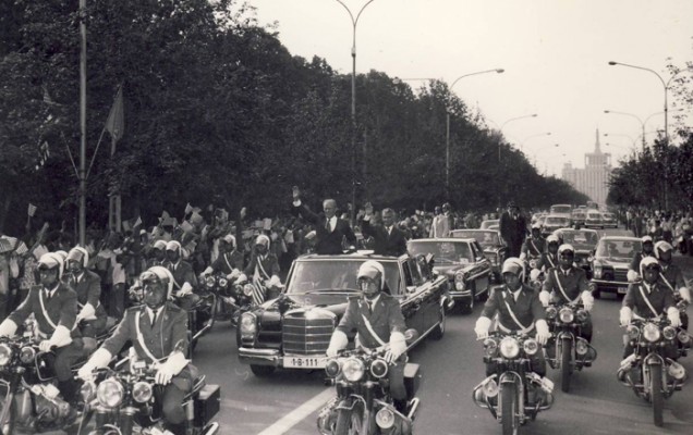 Gerald Ford, la vizita de la București din 1971. Ceaușescu l-a întâmpinat într-un Mercedes-Benz 600 Landaulette.