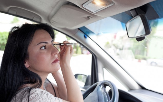 Applying_Makeup_in_Car_800px