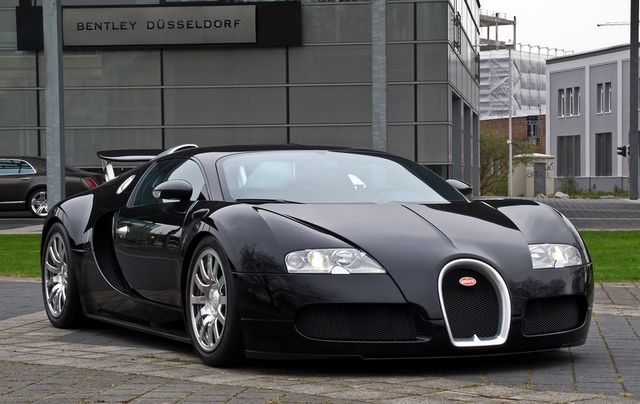Bugatti_Veyron_16.4_–_Frontansicht_(1),_5._April_2012,_Düsseldorf