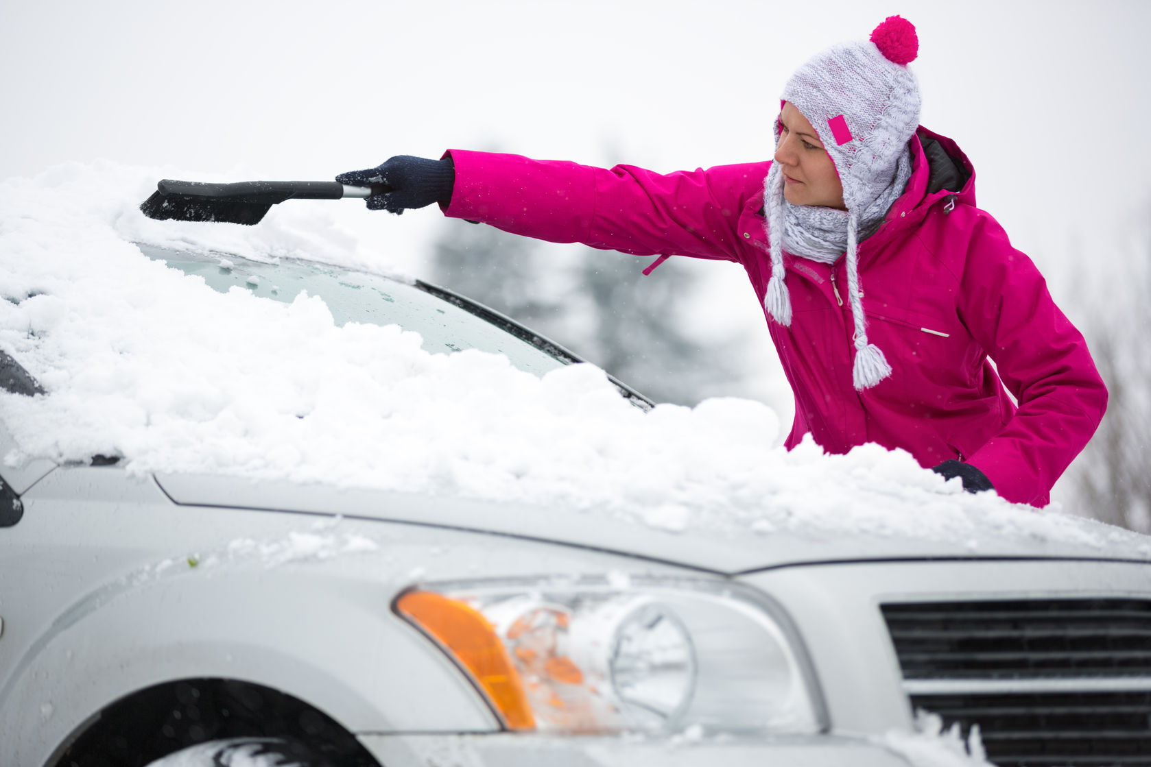 Помощь снежку. Девушка счищает с машины снег. Девушка чистит автомобиль. Сахалин зимой. Машины для удаления снежных накатов.
