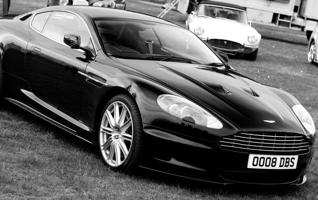 Aston_Martin_DBS_V12_coupé_(front_left)_b-w