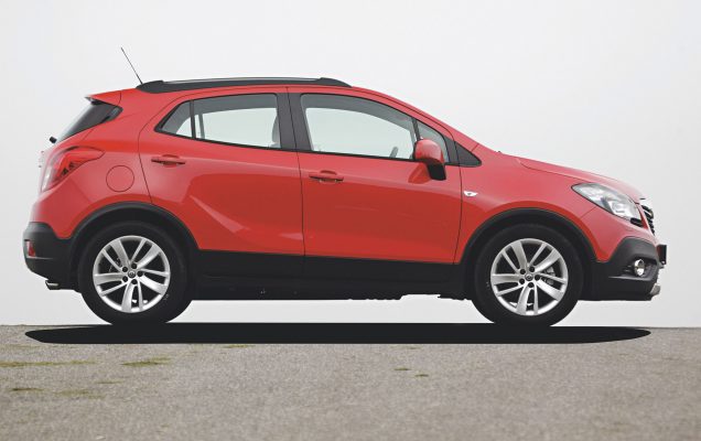 Opel Mokka 1.4 turbo Edition ,Euro 6 ,rot ,Bj 03.08.2015 ,1364 ccm ,103 Kw | Honda HR-V, Opel Mokka, Suzuki Vitara Bitte Optik Fahraufnahme in der Stadt, neuestes Auto ist der Honda