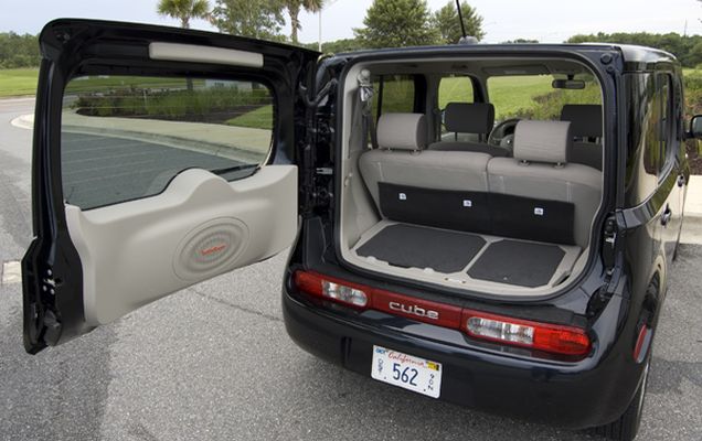 nissan-cube-rear-hatch-open