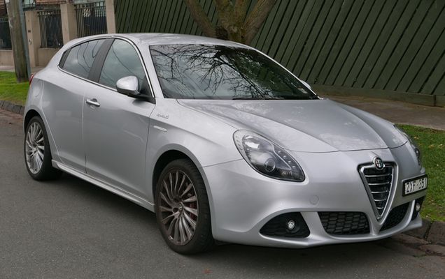 2013_Alfa_Romeo_Giulietta_(940_MY13)_Distinctive_hatchback_(2015-07-09)