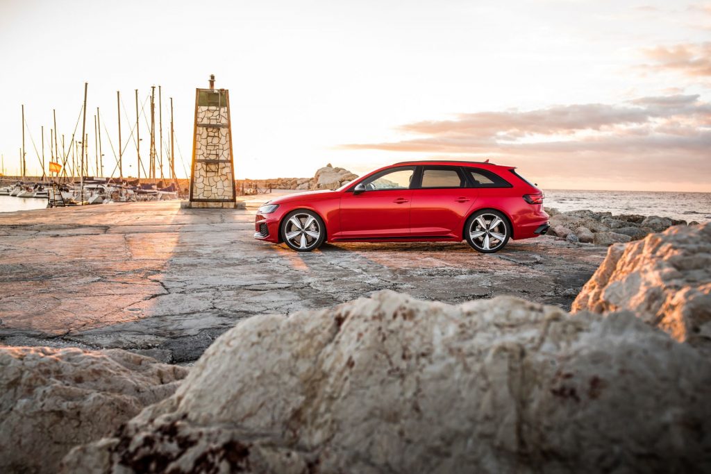 Audi RS 4 Avant - combinaţie perfectă între sportivitate şi aspectele practice
