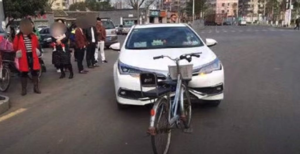 Monarch rhythm Forgiving Accident care sfidează legile fizicii: o mașină, distrusă de bicicletă în  China