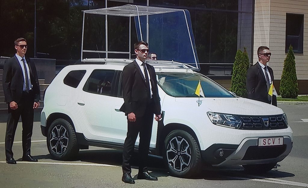 Iată cum arată Dacia Duster Papamobil