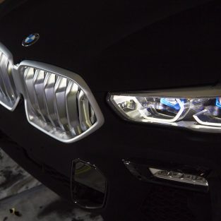 Cea mai neagră mașină din lume: BMW X6 Vantablack