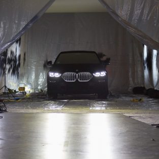 Cea mai neagră mașină din lume: BMW X6 Vantablack