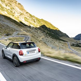 MINI Cooper SE Transfagarasan foto Radu Chindris 1