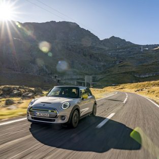 MINI Cooper SE Transfagarasan foto Radu Chindris 1