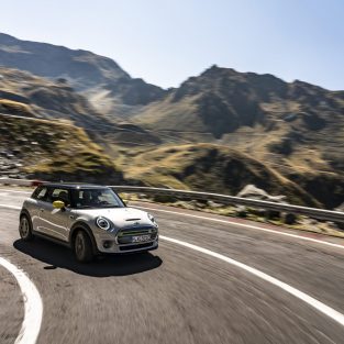 MINI Cooper SE Transfagarasan foto Radu Chindris 1