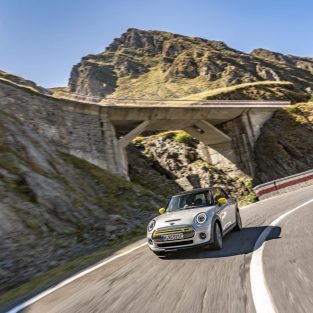 MINI Cooper SE Transfagarasan foto Radu Chindris 1