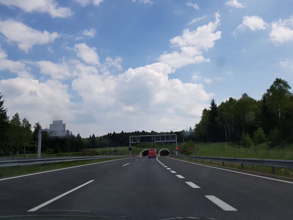 Ce trebuie să faci pe drum după ce ai luat o mașină din Germania?