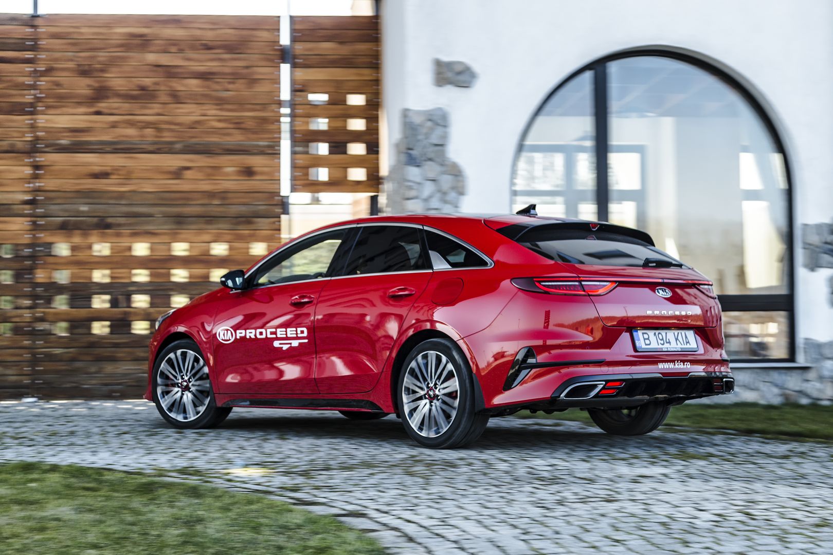 Названы цены на обновлённый Kia Ceed для России: версии Proceed и "механики" бол