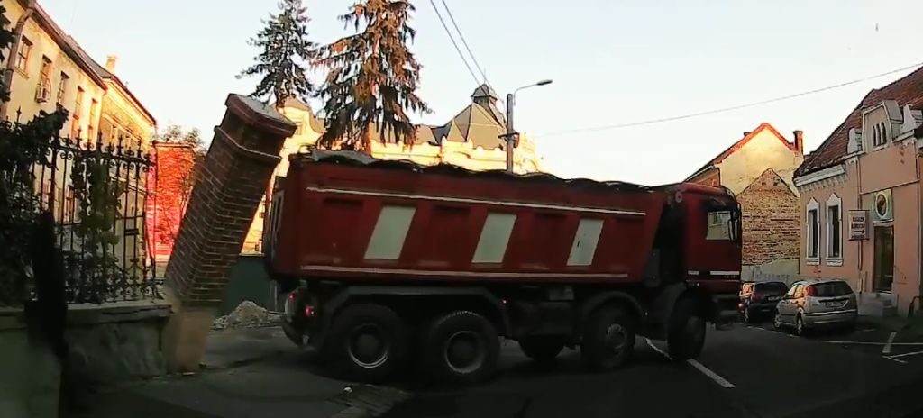 La un pas de moarte pe o stradă din Cluj. Ce riscă şoferul camionului