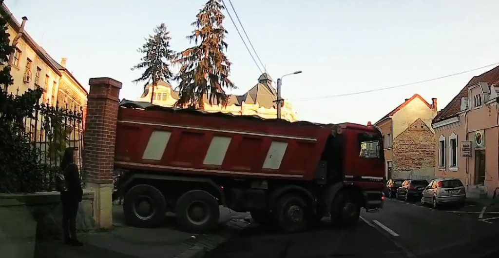 La un pas de moarte pe o stradă din Cluj. Ce riscă şoferul camionului