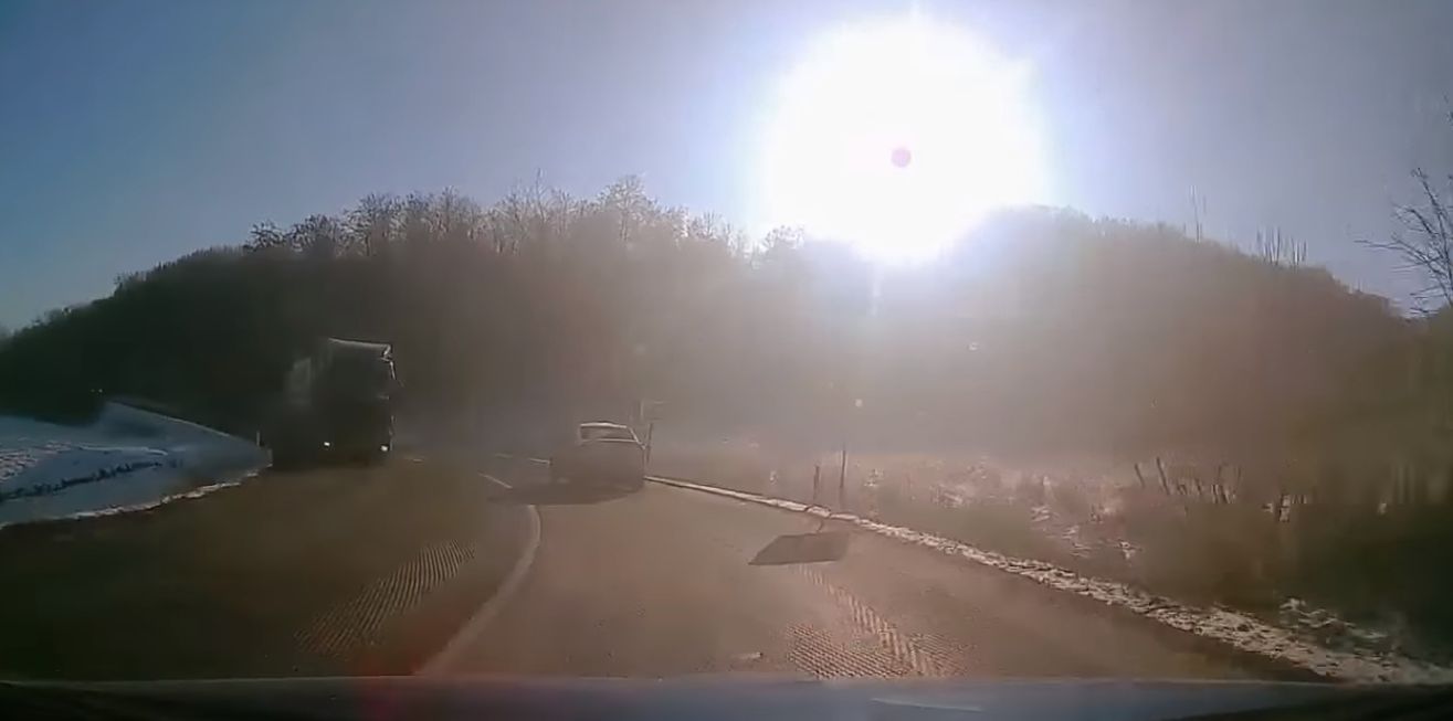 La un pas de moarte pe un drum din zona Sibiului! A avut noroc acest şofer? (Video)