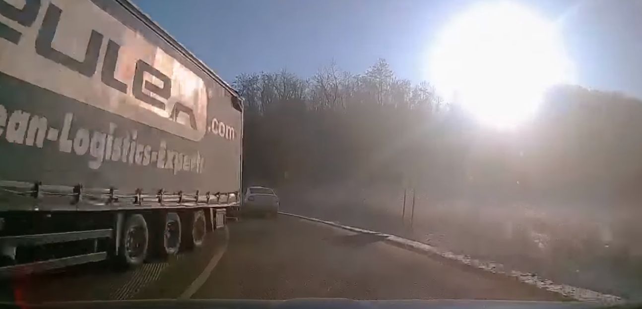 La un pas de moarte pe un drum din zona Sibiului! A avut noroc acest şofer? (Video)