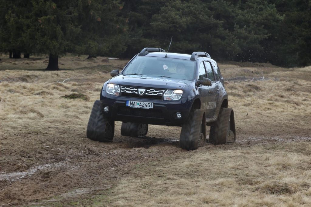 Dacia Duster cu şenile - primul test serios în România