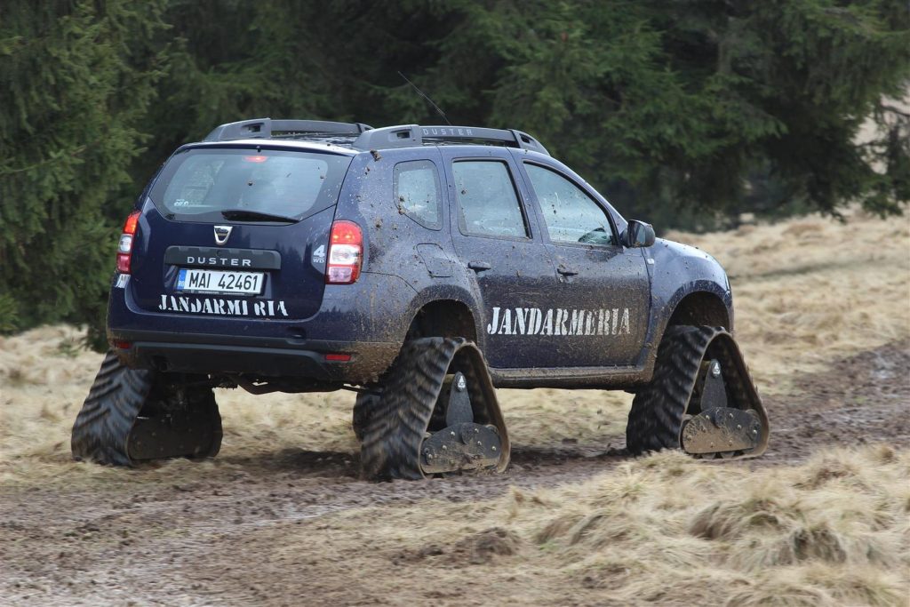 Dacia Duster cu şenile - primul test serios în România