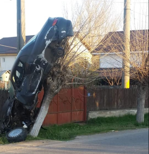 Accident greu de explicat în Olt: cum a ajuns cu mașina acolo?
