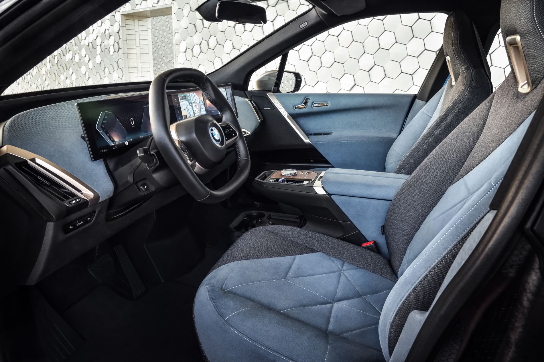 BMW a publicat primele imagini cu viitorul SUV electric iX