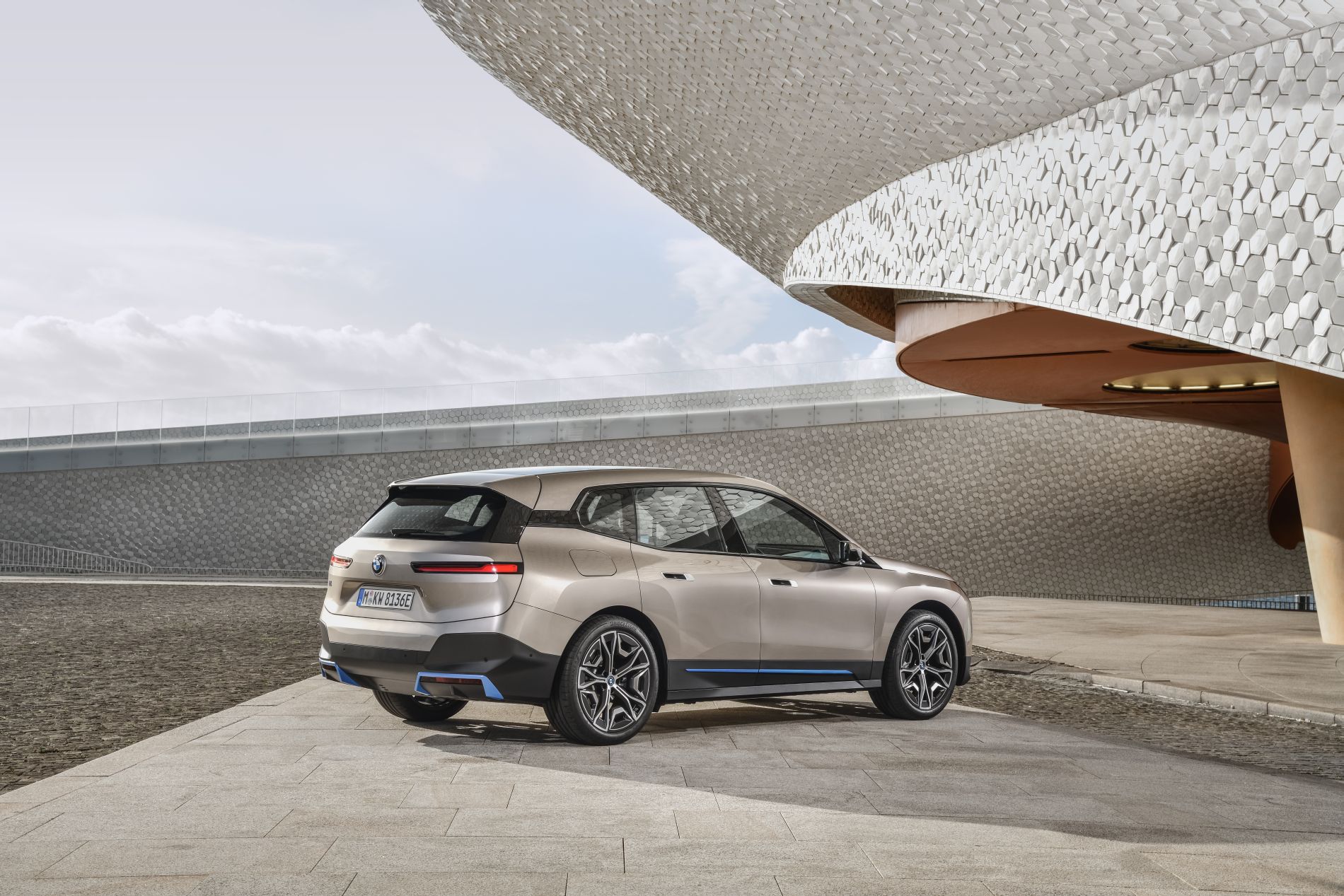 BMW a publicat primele imagini cu viitorul SUV electric iX