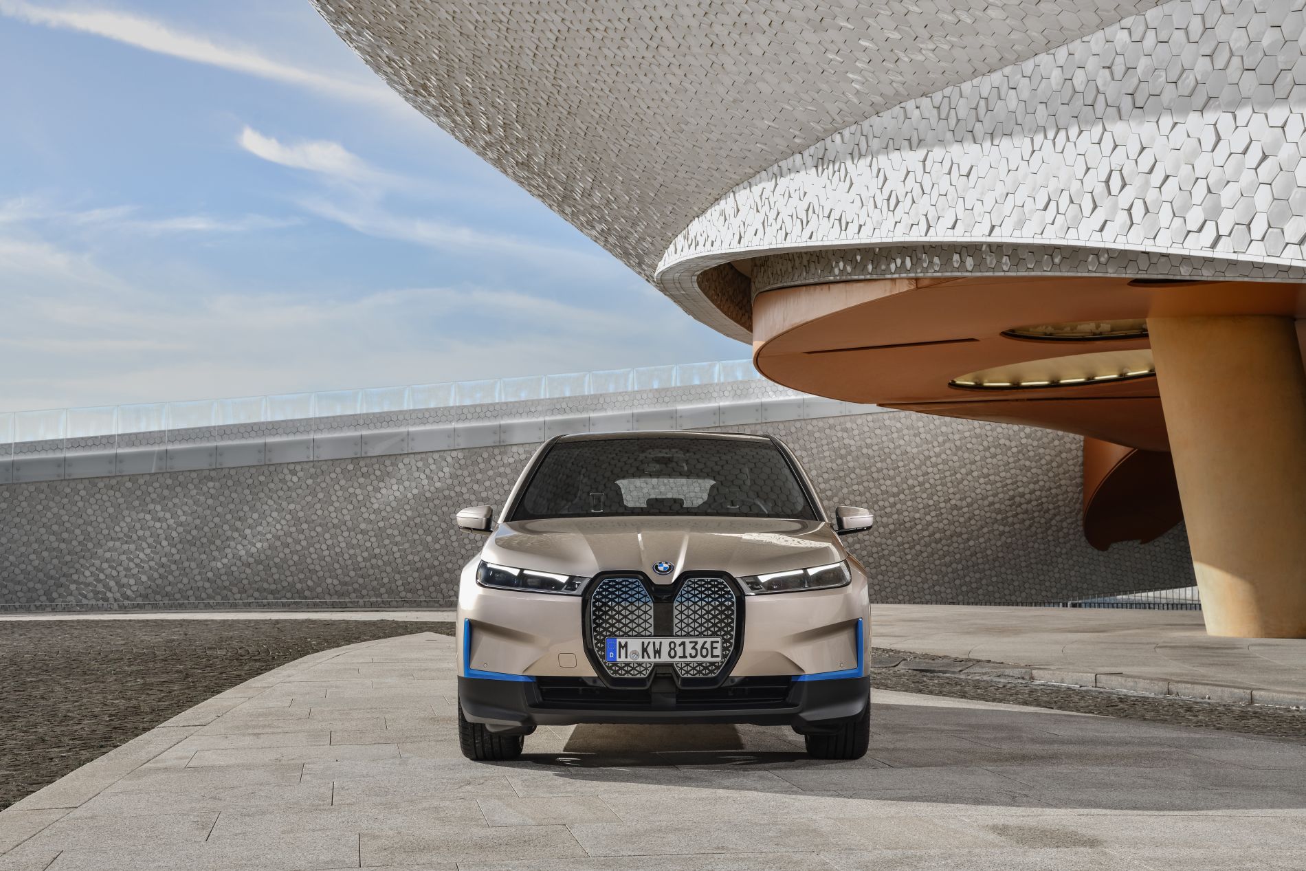 BMW a publicat primele imagini cu viitorul SUV electric iX