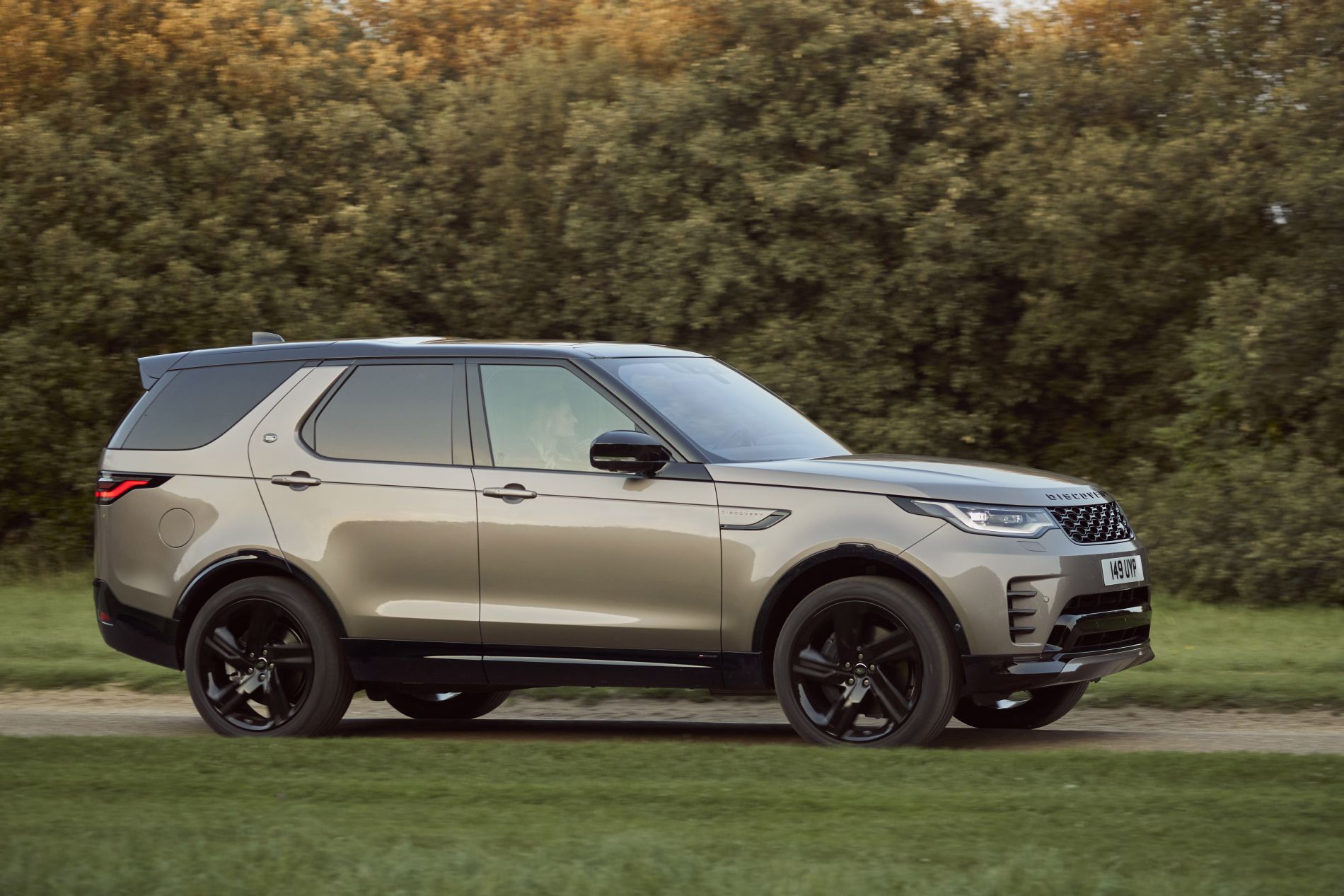 Land Rover Discovery facelift - design exterior îmbunătățit și motoare cu tehnologie MHEV