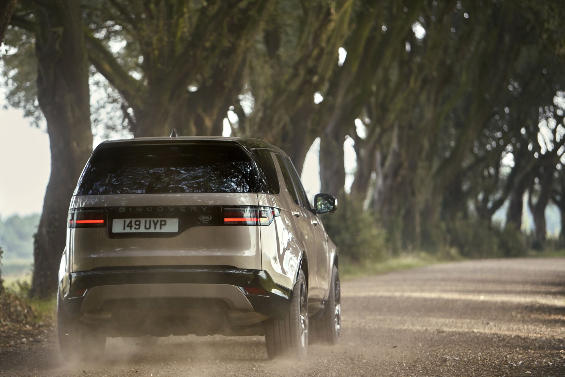 Land Rover Discovery facelift - design exterior îmbunătățit și motoare cu tehnologie MHEV