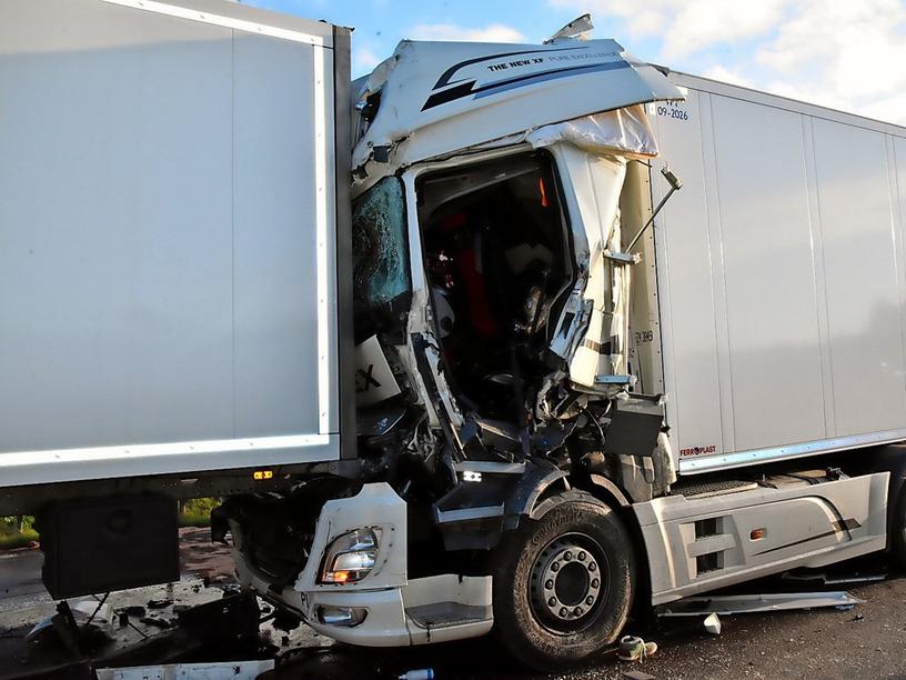 Accident teribil în Germania: un șofer de camion a intrat cu viteză într-un blocaj în trafic